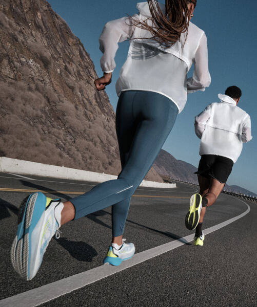 Žena a muž pri behu