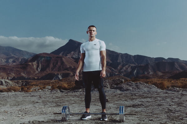 Muž v oblečení od Under Armour